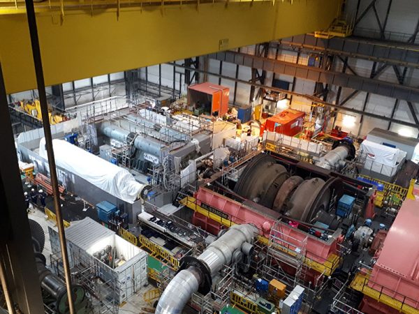 Une vue aérienne d'une grande usine présentant la gamme impressionnante de machines utilisées pour les processus mécaniques industriels.