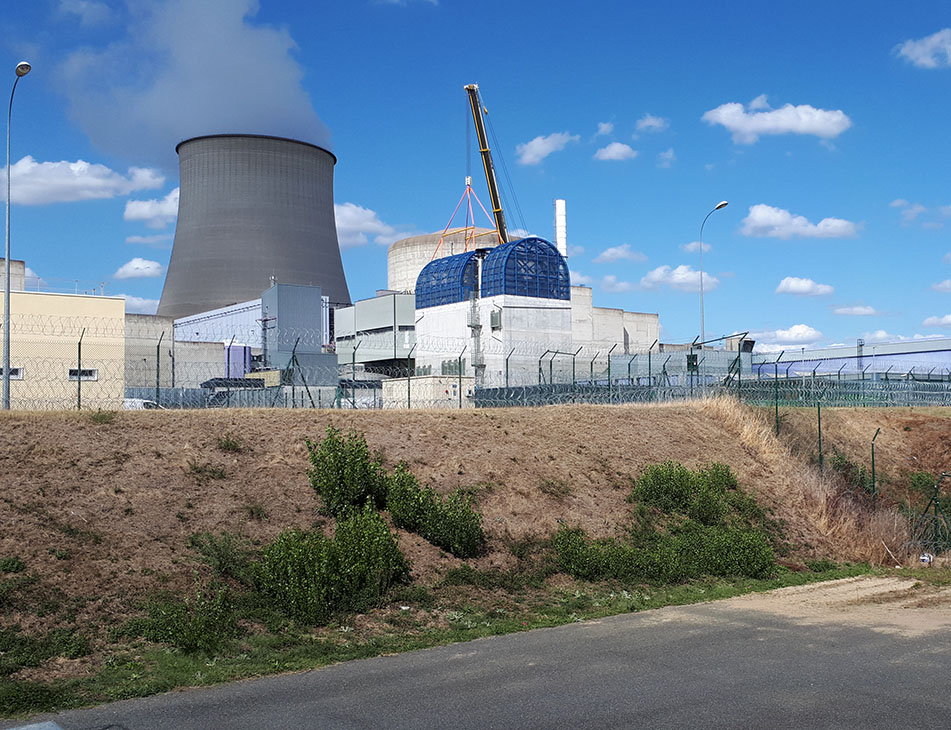 Cheminée et bâtiment DUS d'une centrale nucléaire (CNPE)