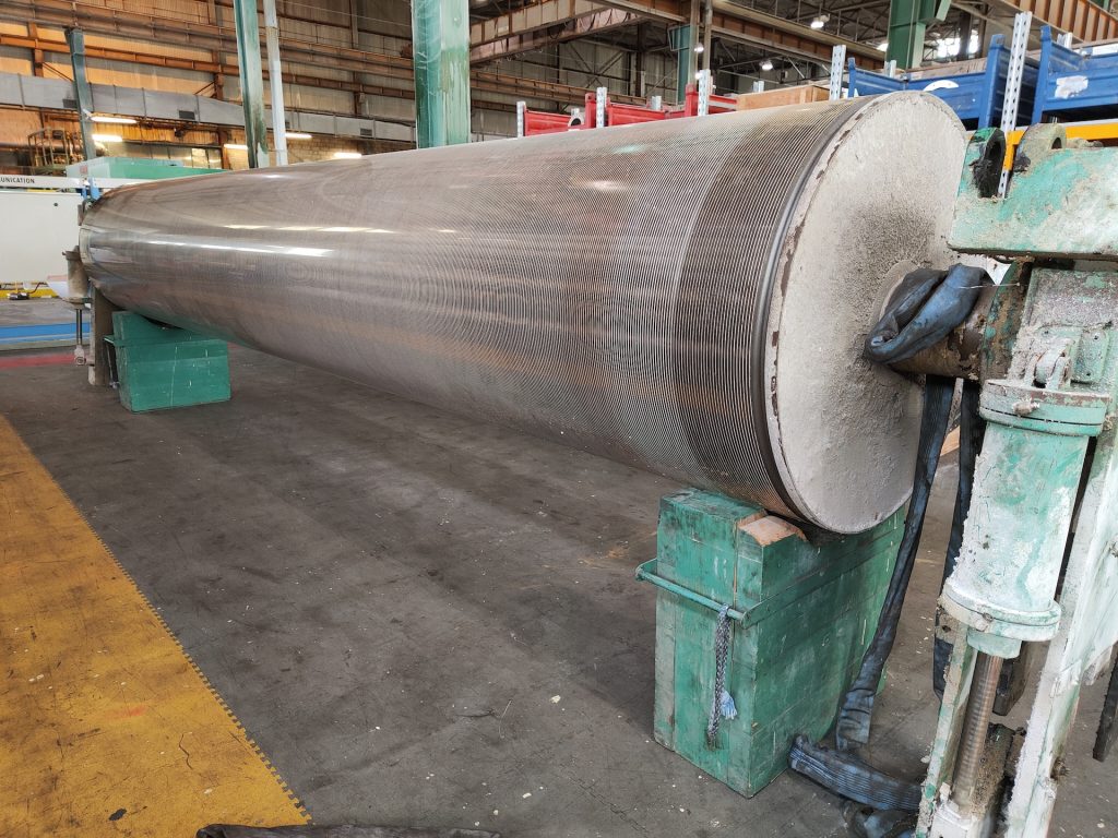 Un gros rouleau d'acier dans une usine.